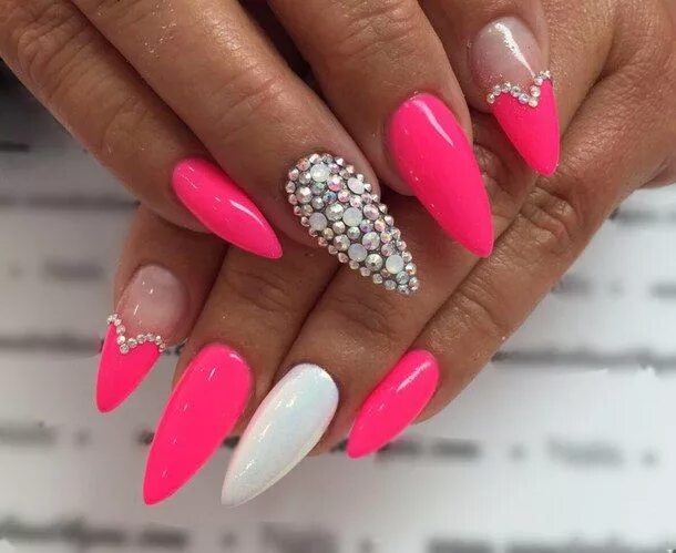 Маникюр миндаль ярко розовые Pin on N A I L A R T * Uñas