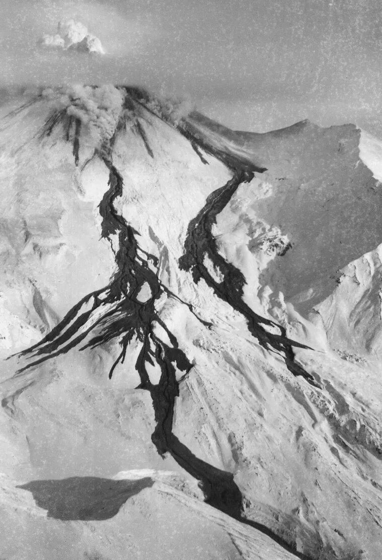 извержение вулкана авачинская сопка. авачинский вулкан извержение 2001. вулканы россии авачинская сопка. вулкан авачинская сопка. петропавловск камчатский вулкан авачинская сопка.