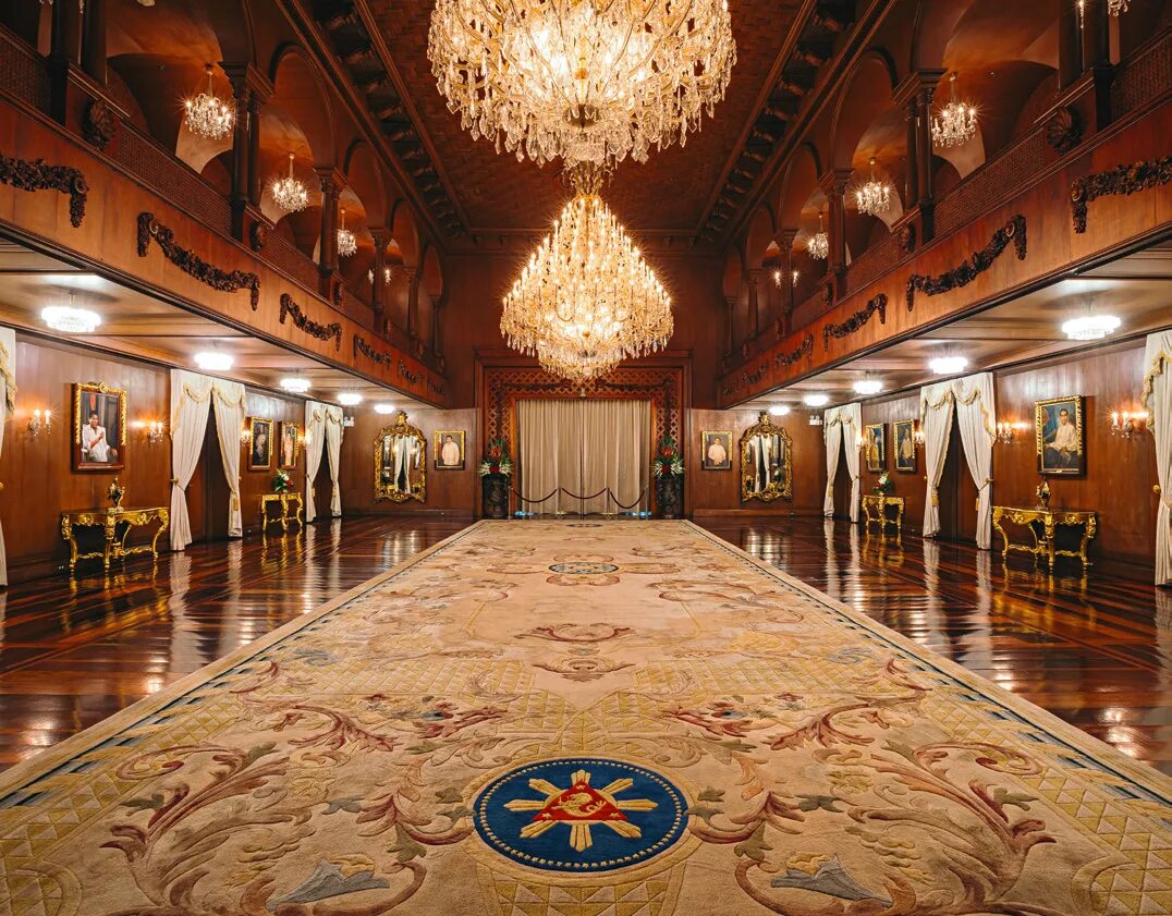 Найти palace palace palace. Букимдемский доворец порадная лестница. Музей дворец альма. Букингемский дворец бальный зал. Букингемский дворец дворцовый бальный зал.