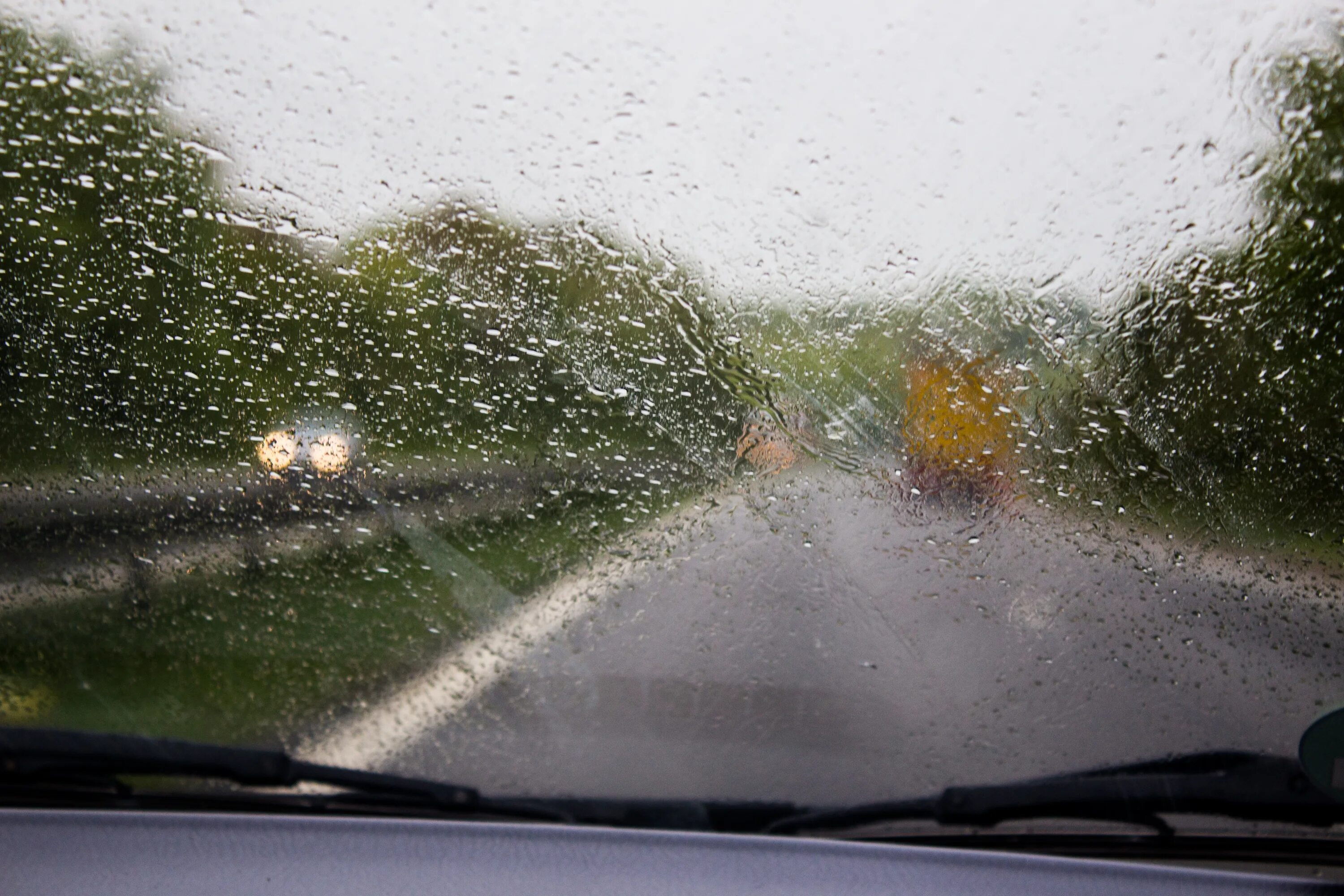Дождь в дорогу примета. Дорога дождь машина. Мокрое стекло машины. Сильный дождь. Машина на трассе в дождь.