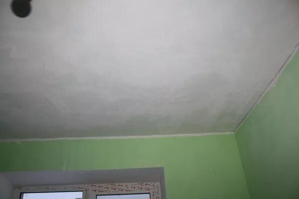 После покраски потолка. Потолочная краска. Покрасить неровный потолок. Покраска неровного потолка. Плохо покрашенный потолок.