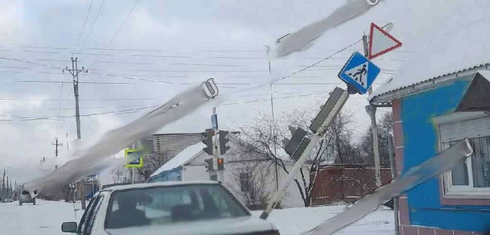 Светофор вокзальной новозыбков. Светофор Новозыбков. Новозыбков обстрел. Перекресток со светофором.