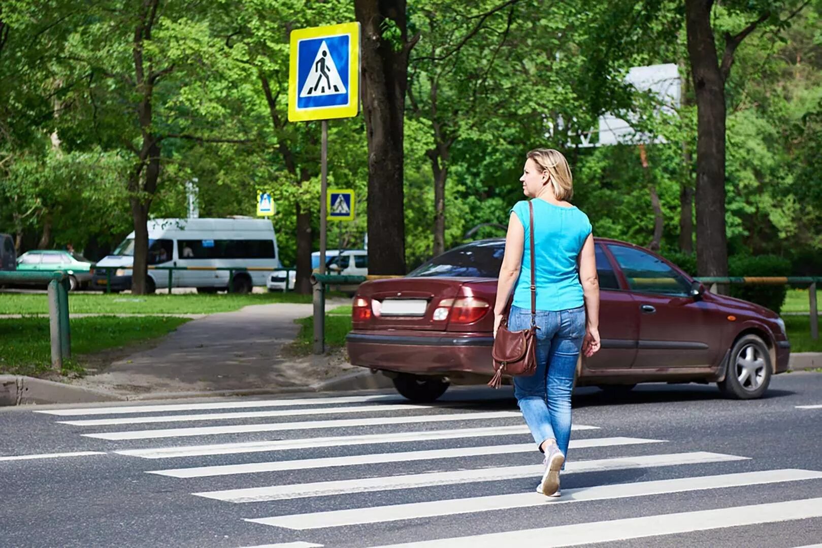 Перешел дорогу женщине. Перешел дорогу женщине. Девушка на пешеходном переходе. Пешеход девушка. Пешеход.