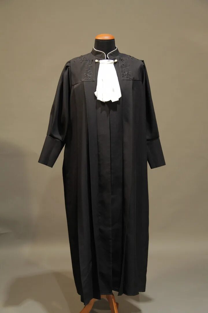 Академические платья. Мантия судьи россия женская. Как называется одежда судьи. Мантия судьи российской империи. Судья мужчина в мантии.