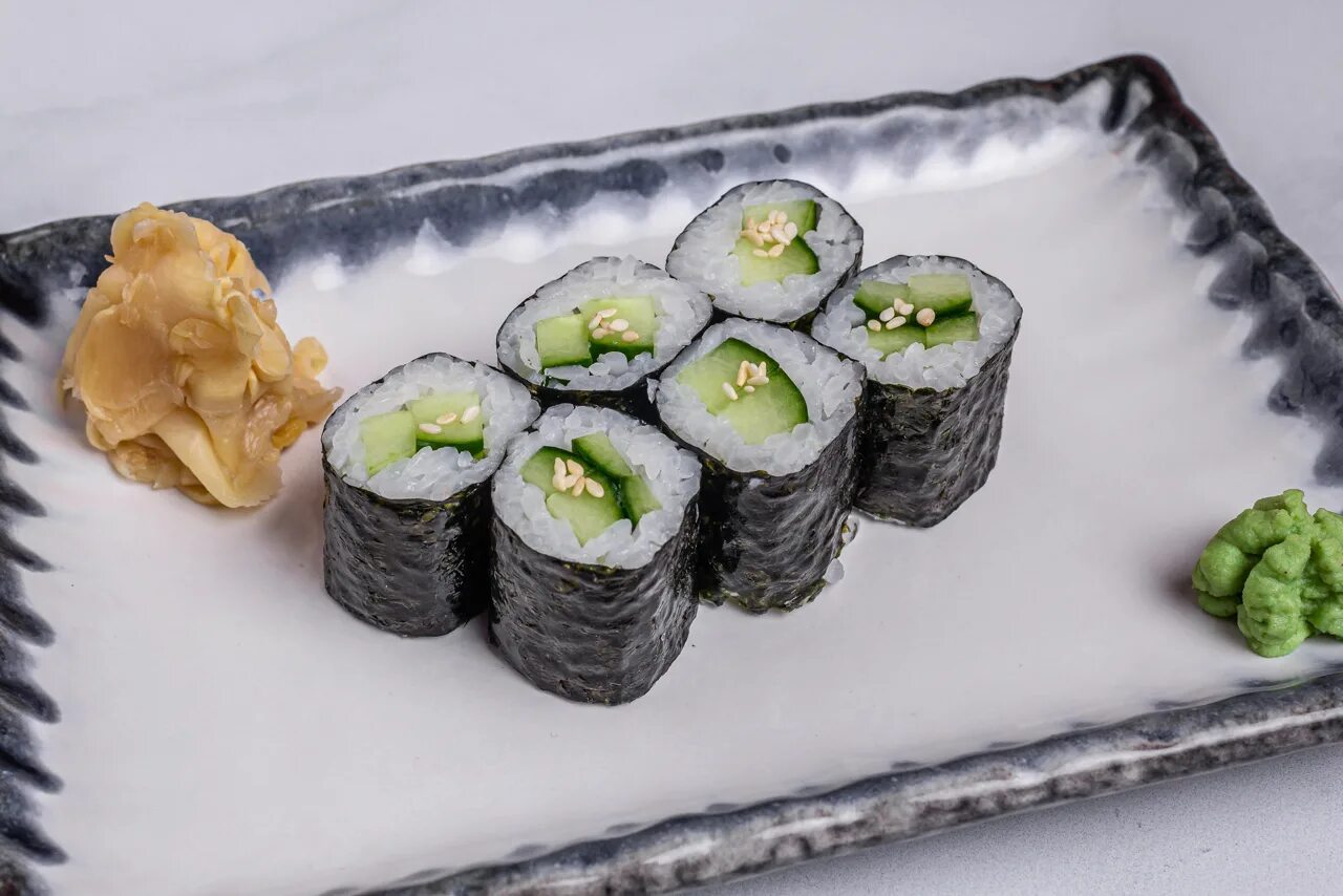 суши с крабовыми палочками и огурцом. как делать роллы с огурцом. ролл "огурец". суши с крабовыми палочками и нори. роллы с крабовыми палочками и огурцом.