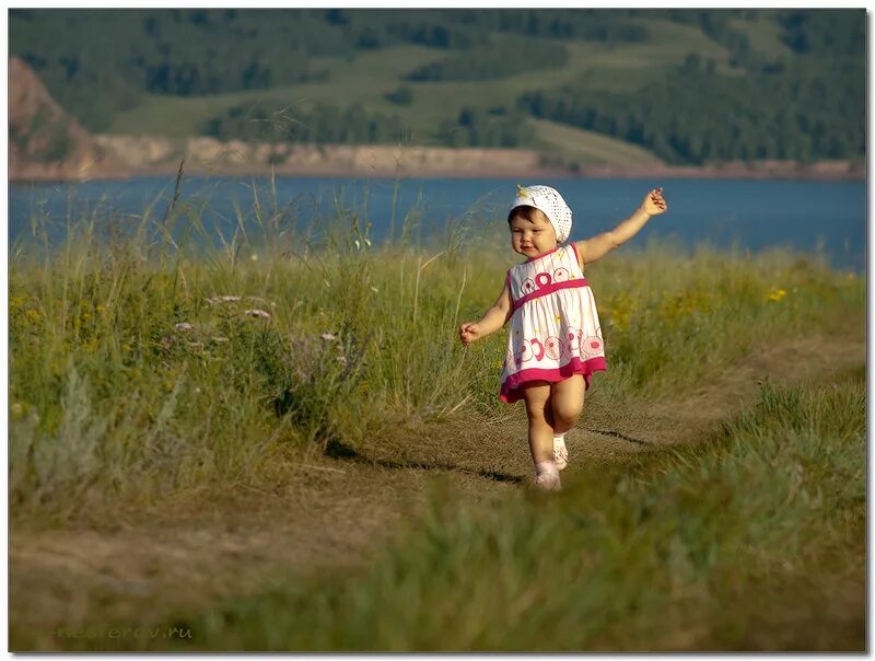 идти на встречу бабушке. девочка бежит. идти на встречу бабушке. моменты счастья. дедушка и внучка.