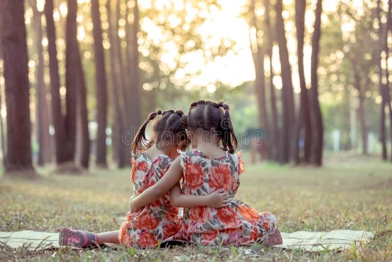 Natural friend. Две девушки обнимаются. Две девочки сидят спиной. Близняшки обнимаются. Две девочки сидят в обнимку.