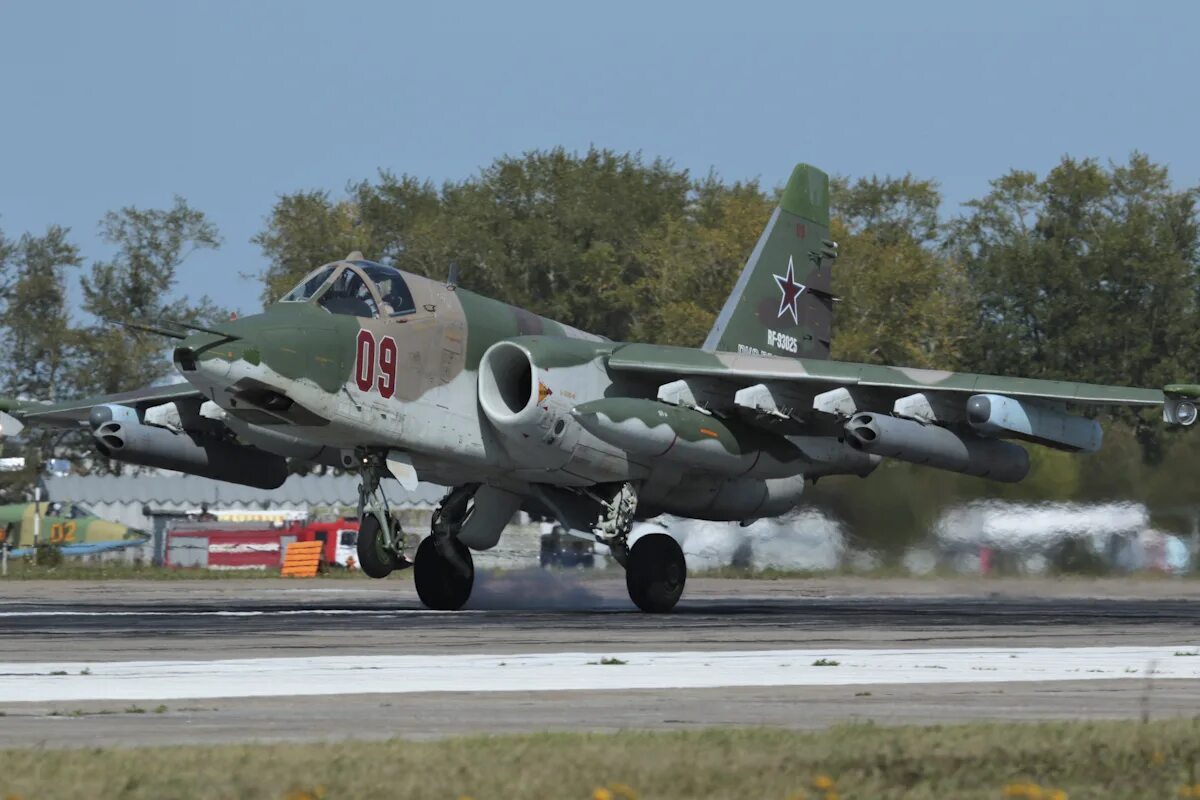 Почему су 25. Штурмовик Су-25 Грач. Грач самолет Су 25. Самолёт Су-25т. Су-25т Грач.