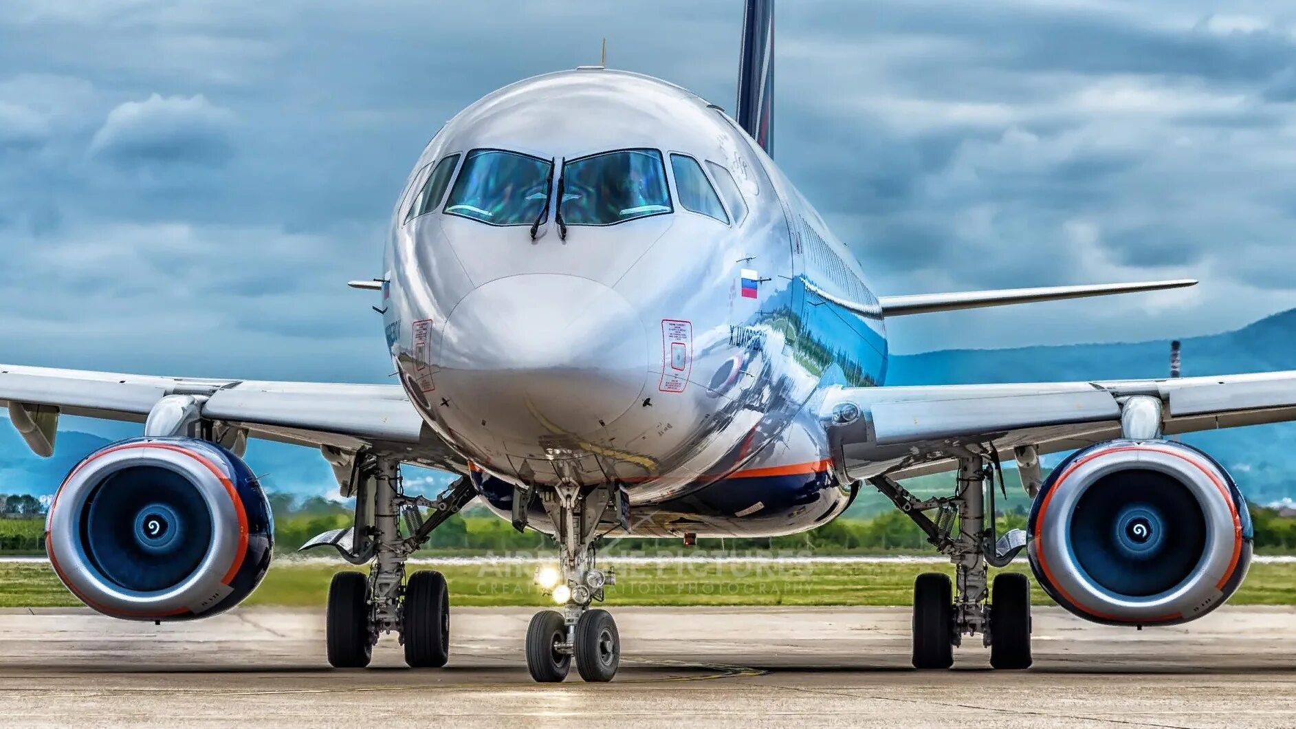 Покажи фотографии самолетов. Суперджет 100. SSJ-100 самолет. Sukhoi Superjet 100. Супер Джет 100 самолет.