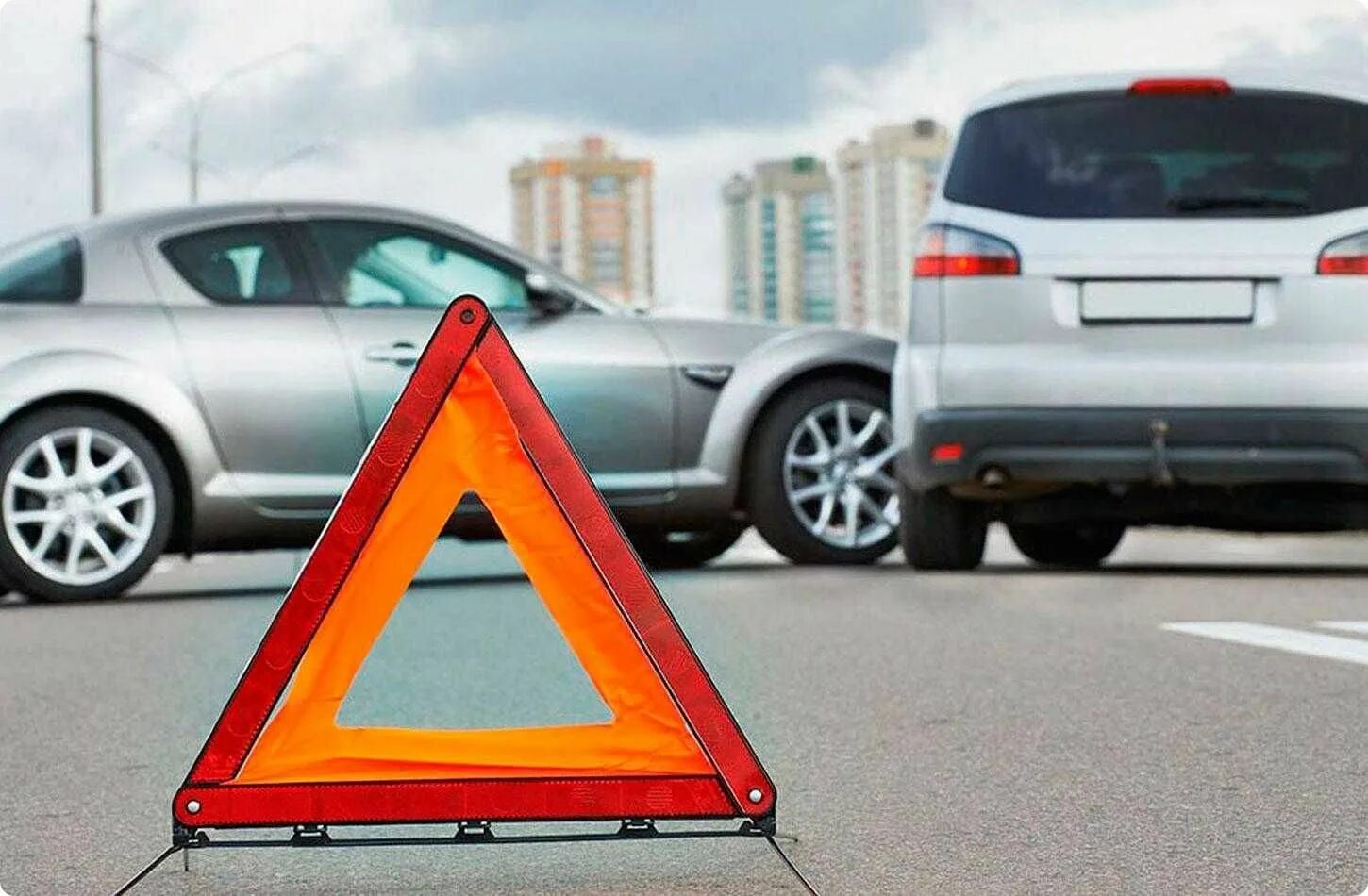 Площадь нахимова парковка. Парковка на аварийке. Emergency roadside assistance. Парковка в два ряда. Парковка на аварийке.