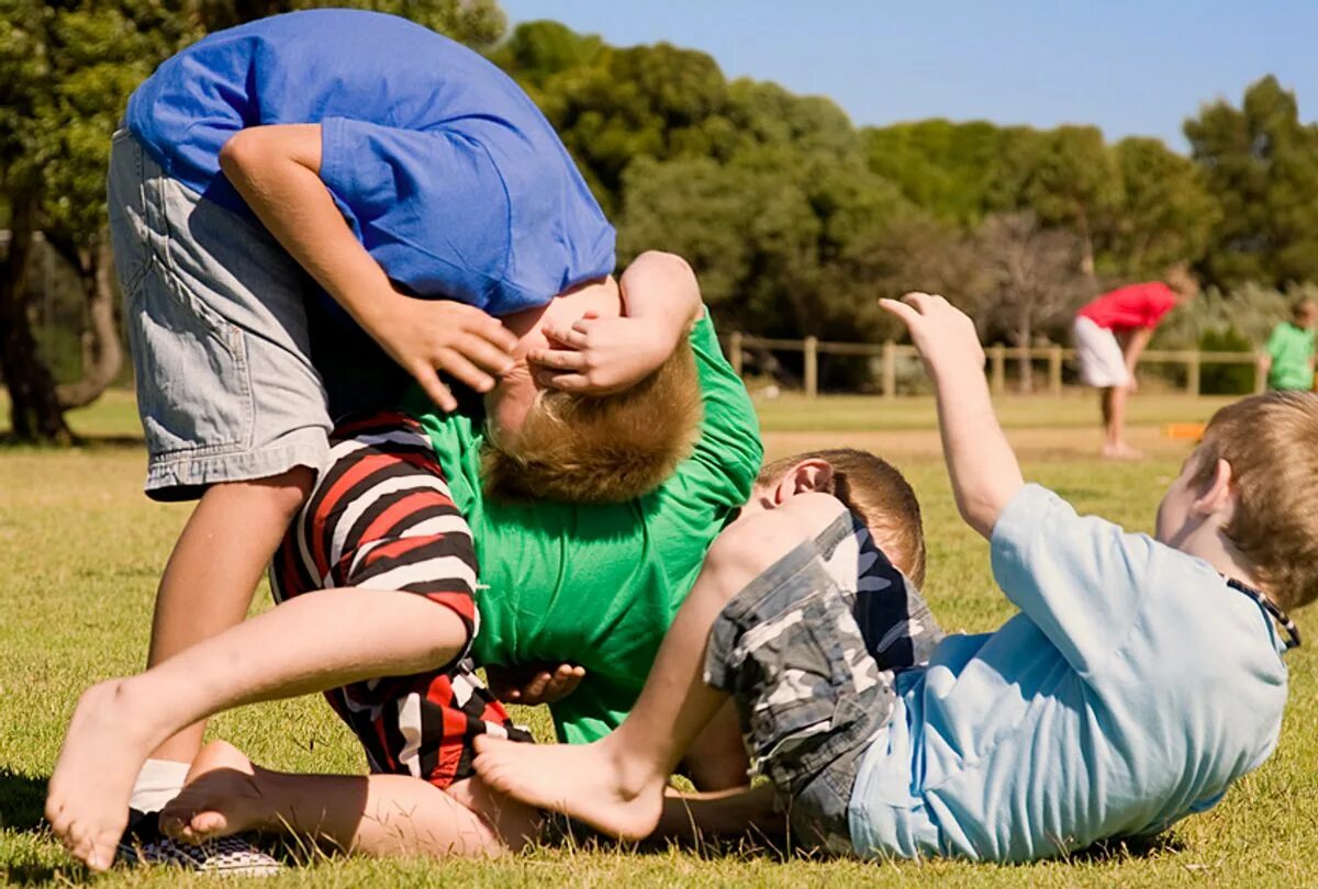 Мальчики дерутся. Драчливая девочка. Дети дерутся. Где мальчик и девочка дерутся. Самооборона для детей.