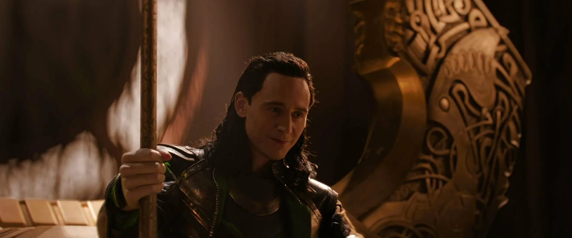 Локи резка. Thor dark world loki. тор рагнарек локи на троне. тор 2 локи в цепях. локи плачет тор 2.