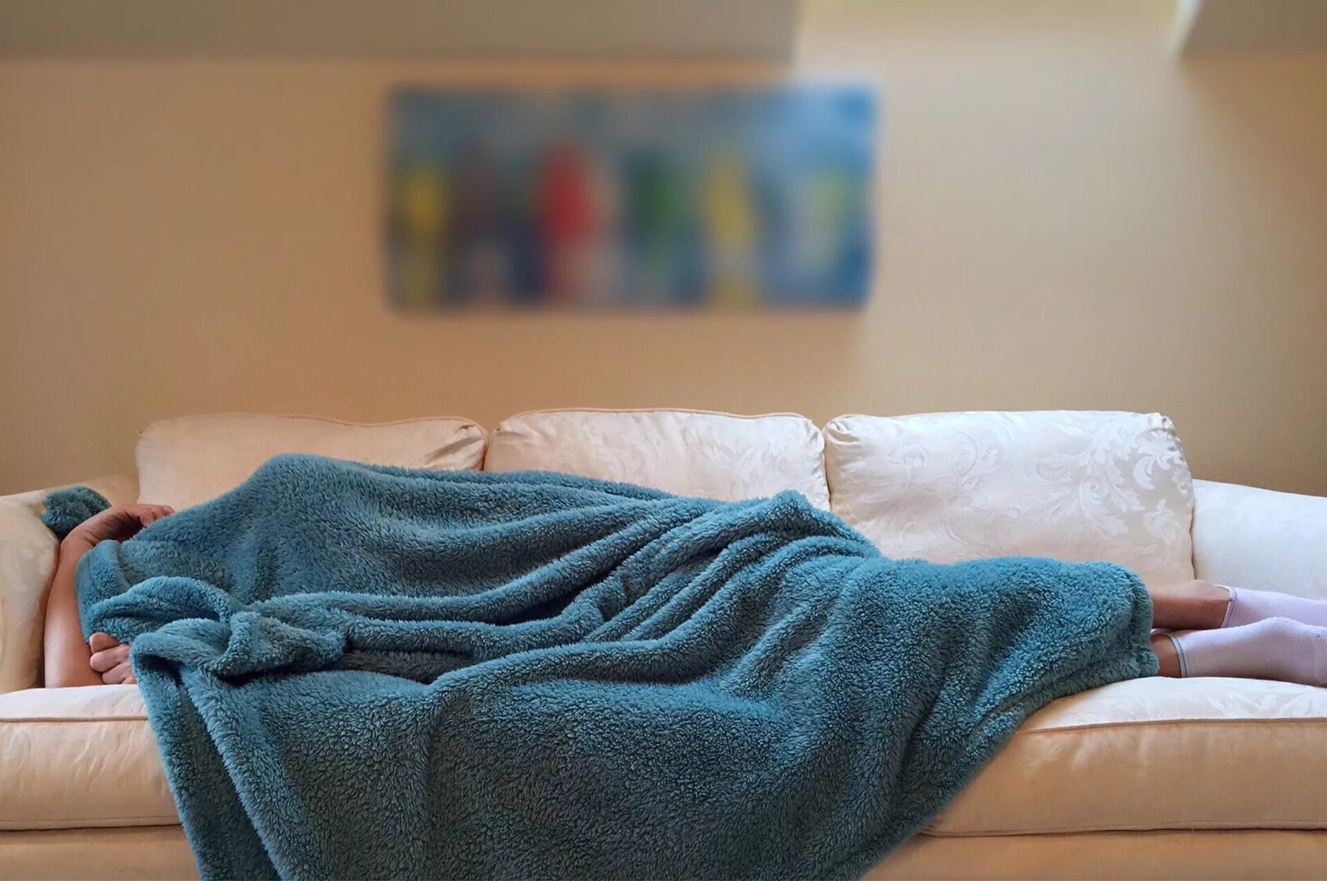 Под одеяльце. Человек под одеялом. Человек в пледе. Спящий человек под одеялом. Человек укутанный в плед.