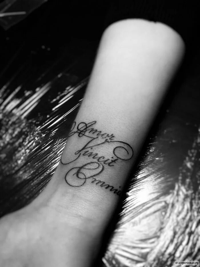 татуировки на запястье. татуировка на запястье для девушек. тату на запястье для девушектнадписи. тату на запястье для девушек. тату надпись на запястье.