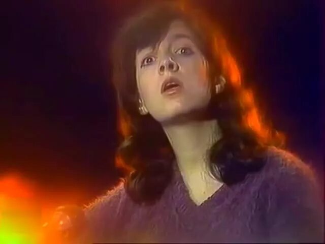 Хочешь я выучусь шить а может быть вышивать. Долина а хочешь я выучусь шить. Вероника долина в молодости. Долина а хочешь я выучусь шить. А хочешь я выучусь шить.