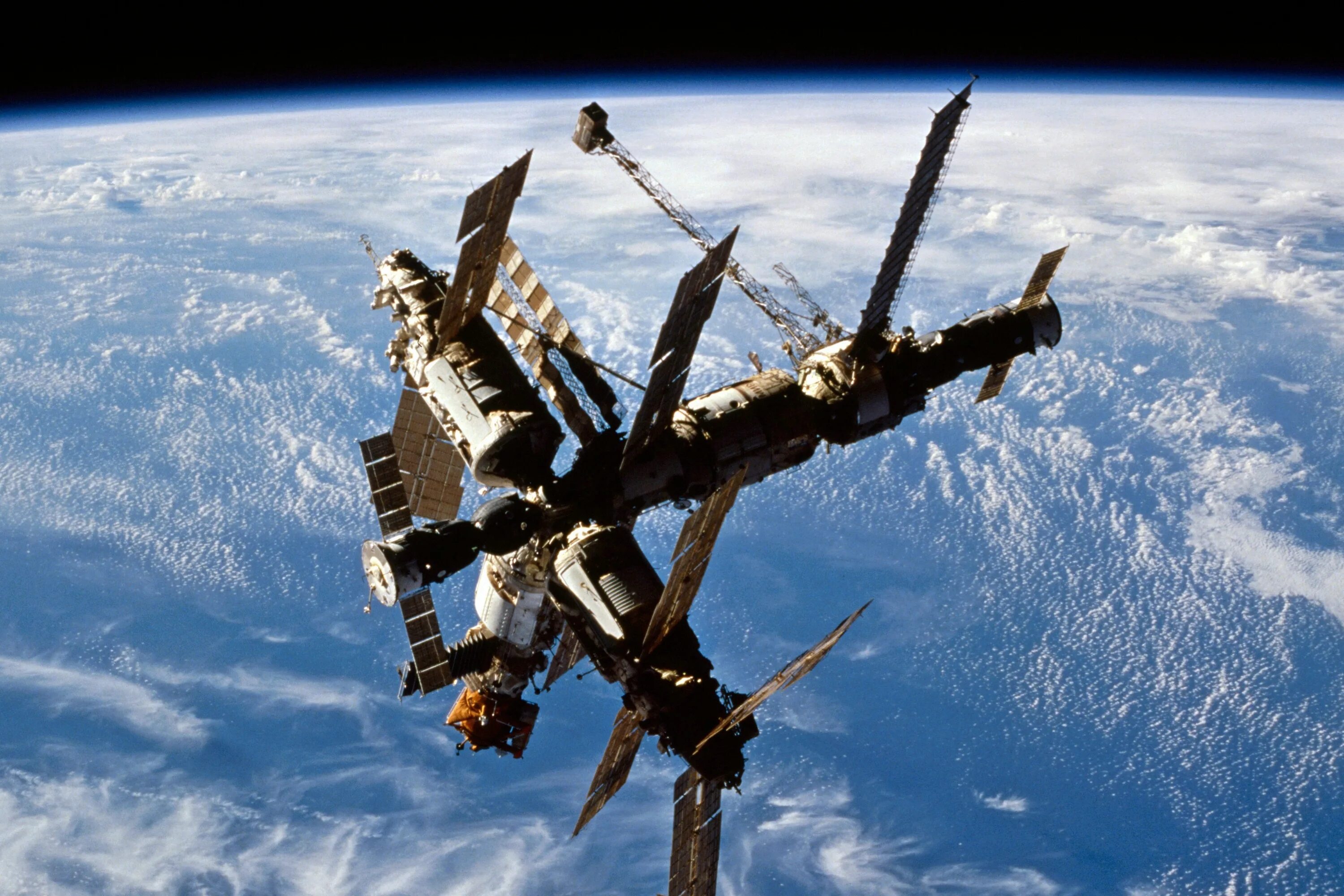 Как называется первая советско российская научная станция. Станция мир 1986. Орбитальная Космическая станция мир 1986. Космическая станция «мир» (20.02.1986-16.03.2001). Первая многомодульная орбитальная станция («мир»)..