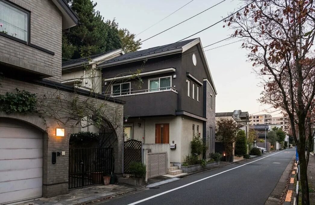 Токио домики. Японские жилые дома в токио. Дом в токио. Пригород токио богатый. Япония жилые районы.