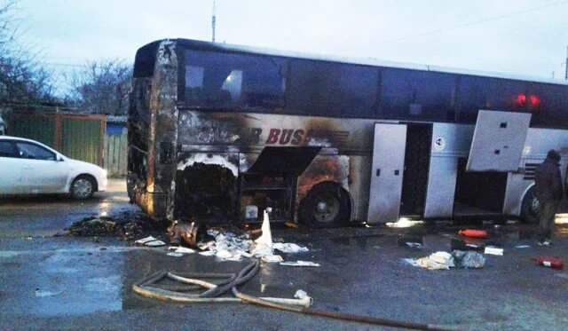 Автобус глубокий каменск шахтинский. Каменск-Шахтинский авария автобуса. Авария с автобусом в Каменске Шахтинском. Загорелся автобус в камкнске. Автобусы Каменск Шахтинский.