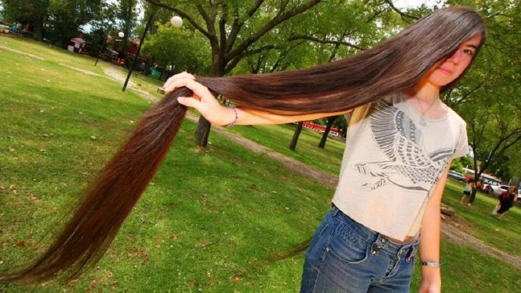 Самый высокий волос. Длинные волосы. Очень длинные волосы. Девушки с очень длинными волосами. Девочка с длинными волосами.