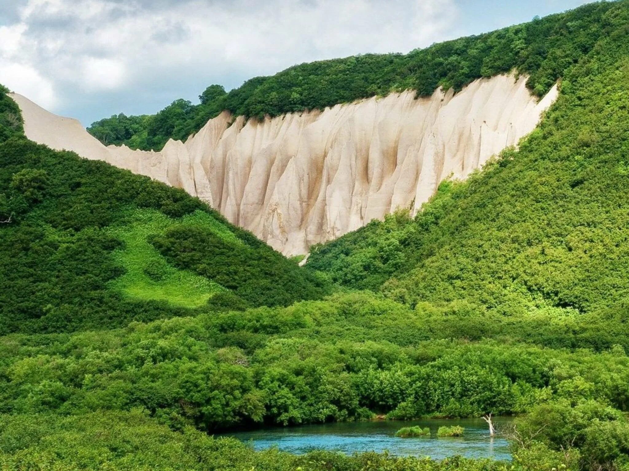 Памятник природы м. Пемзовые скалы Кутхины баты Камчатка. Кутхины баты — памятник природы. Кутхины баты – белые скалы Камчатки. Долина гейзеров Кутхины баты.