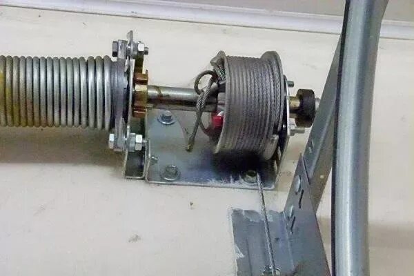 Натяжка пружины секционных ворот дорхан. Натяжка пружины. Натяжение пружины секционных ворот. Торсионные пружины алютех. Пружины для батута.