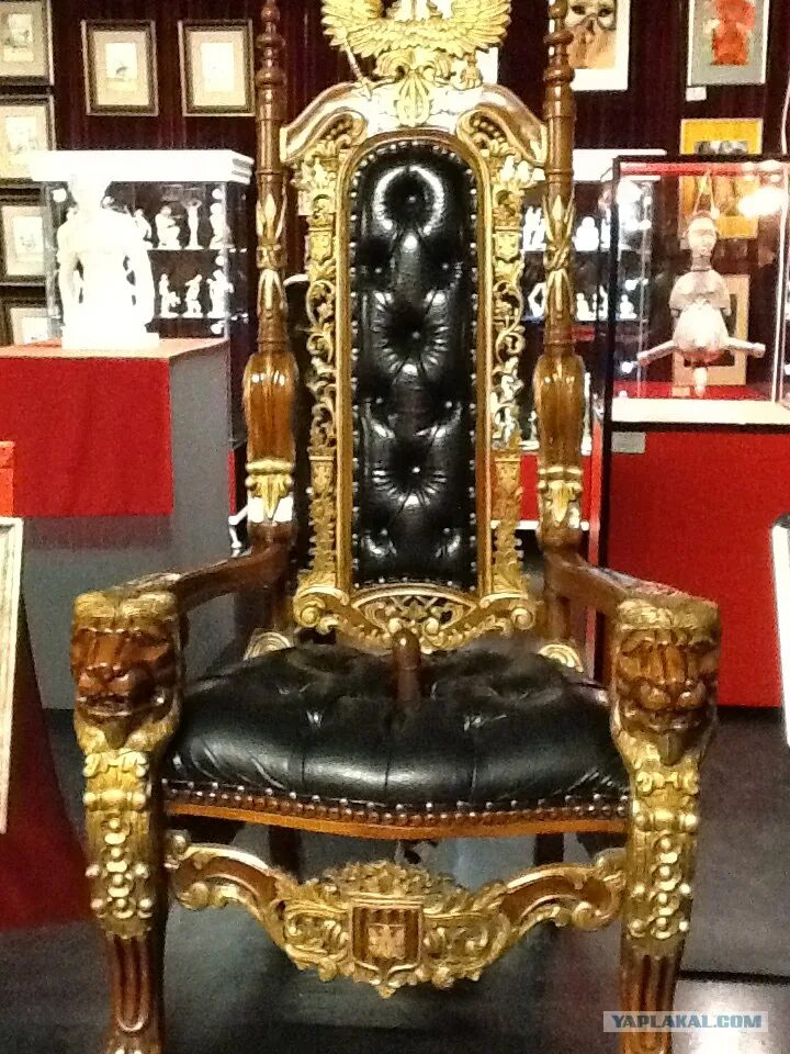 Трон екатерины 2 для утех. Тайные комнаты екатерины великой. Екатерина 2 тайная комната. Екатерина в екатерининском дворце. Комната екатерины 2.