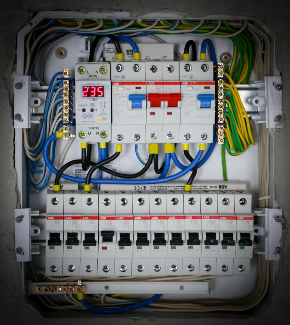 Сборка распределительного щита. Щит распределительный 2х8. Распределительный щит 2 лм. Щиты электрические распределительные разводка. Щит распределительный электромонтаж.