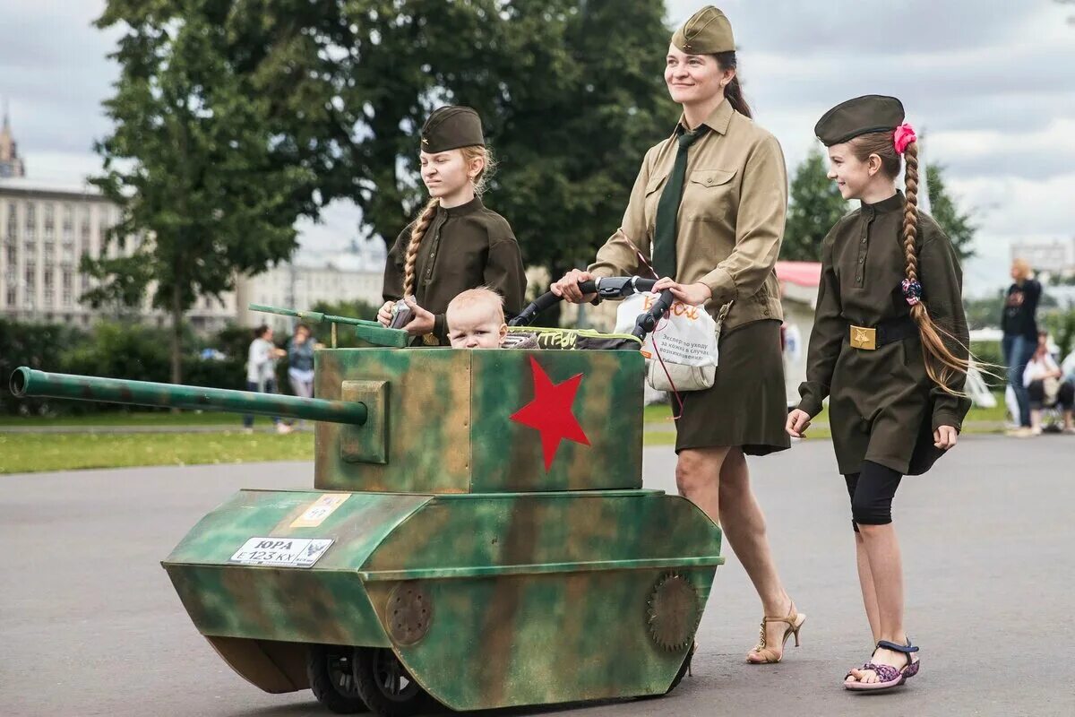 8 мая можно. Дети в военной форме на параде. Победобесие. Парад детских войск. Коляска в виде танка.