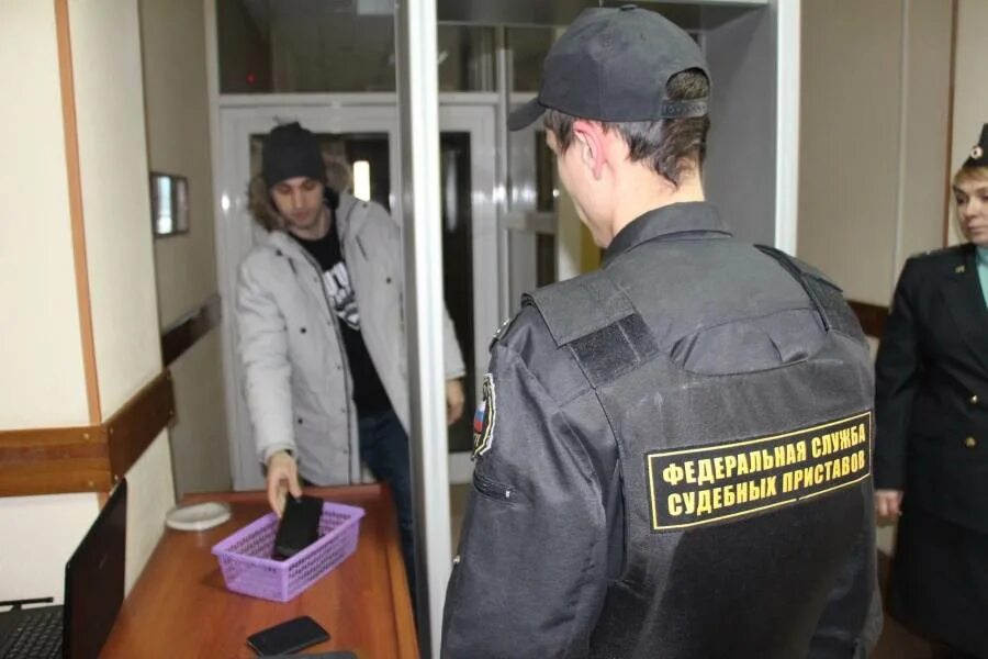 Обязанности и права судебных приставов-исполнителей кратко. Адвокат приставы. Судебные приставы. Фссп в суде. Работа судебным приставом образование.