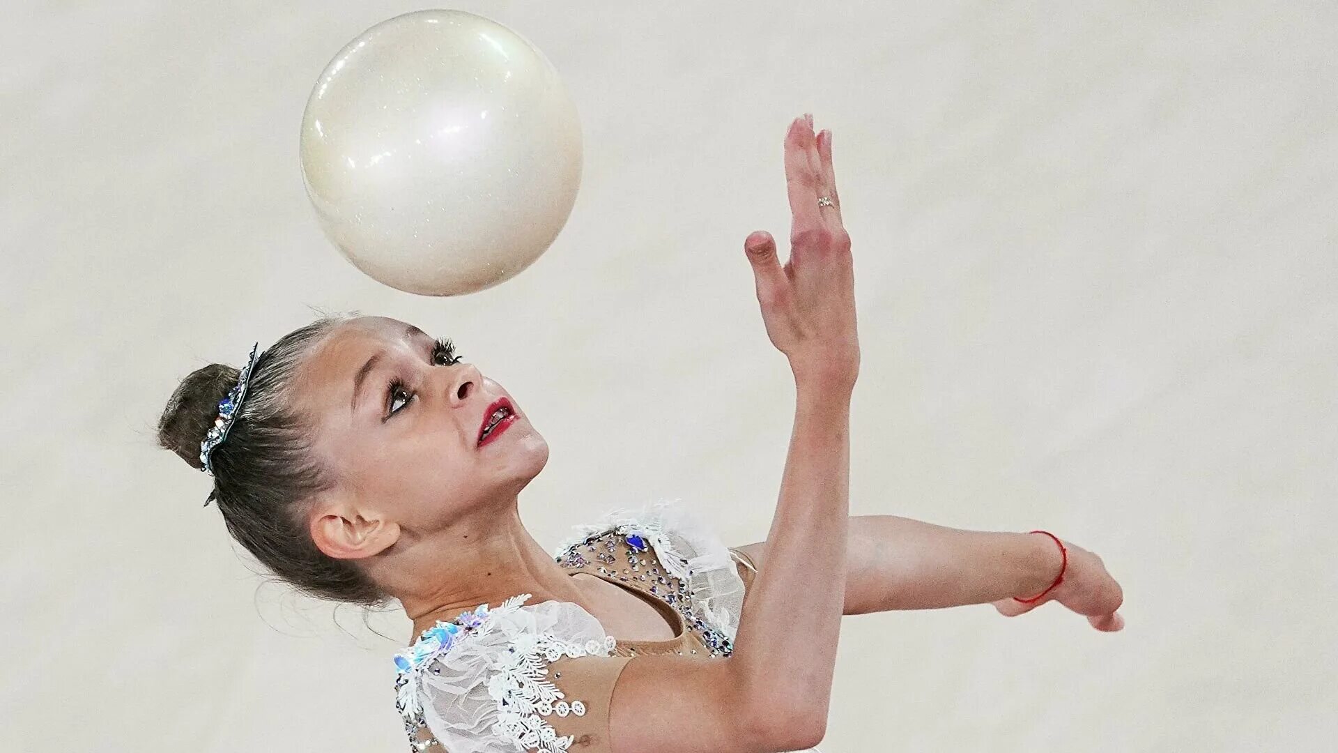 Девочки гимнастки. Гимнастка. Сколько лет гимнасткам. Гимнастика дина аверина и арина аверина. Аверина дина и арина 2014.