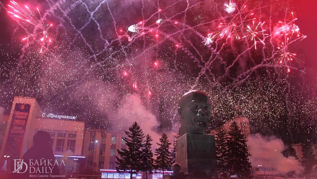 Ледяные горки в иркутске в солнечном. Куда сходить на новогодние праздники улан удэ. Куда сходить на новогодние праздники улан удэ. Зимний улан-удэ. Музыкальный фонтан улан удэ.