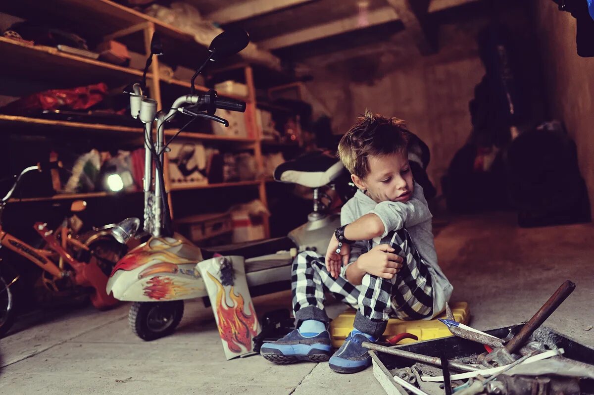 гаражная фотосессия для мальчика. мальчик в гараже. фотосессия в гараже мальчики. мальчик в гараже. автослесарь для детей.