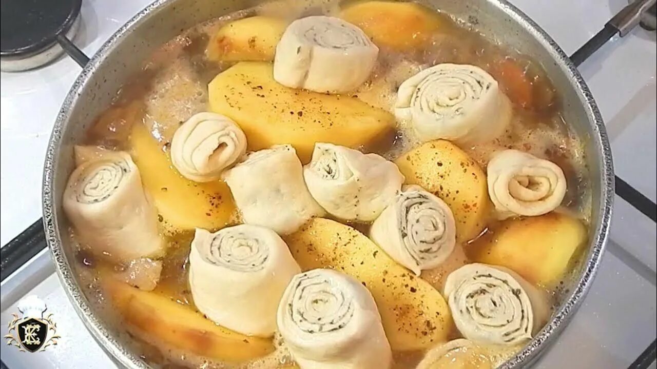 Штрудли рецепт по немецки с картошкой. Немецкое блюдо штрудли. Штрули с картошкой и мясом. Штрудли немецкие. Штрудли с картофелем и мясом.