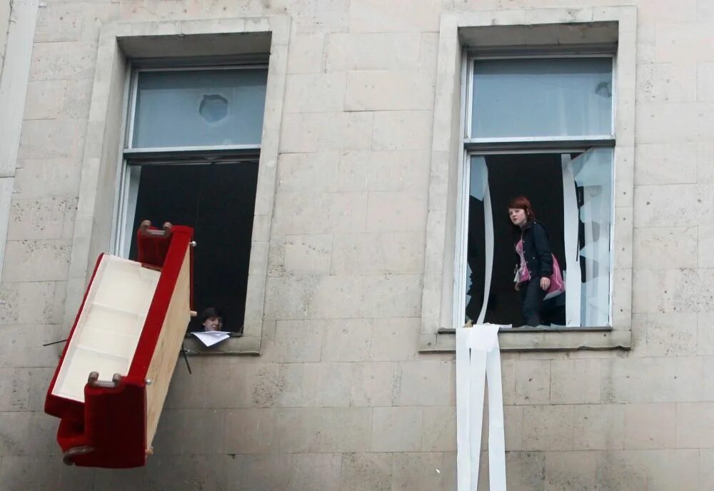 В какой стране принято выбрасывать старые вещи. Выбрасывание вещей из окон в италии. выбрасывать старые вещи из окон. вещи в окно. итальянцы выбрасывают мебель из окон.
