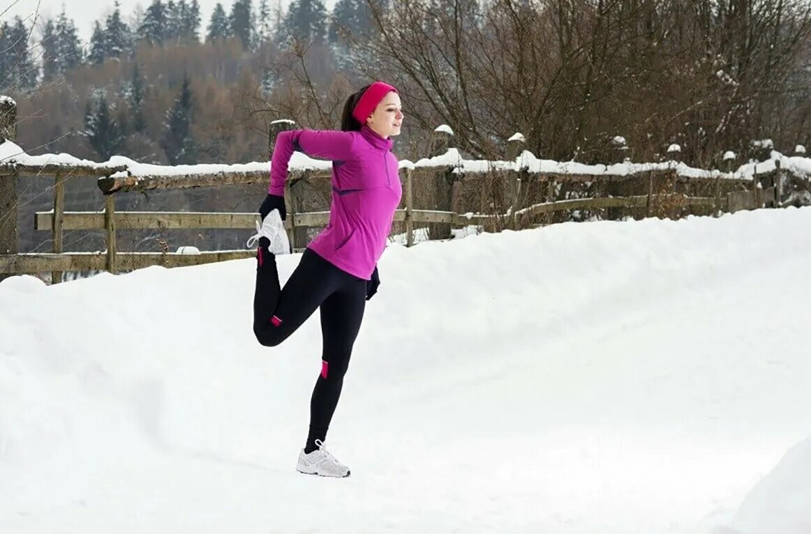 Do sport the winter. Зимний бег. Спорт зимой на свежем воздухе. Зимняя тренировка на улице. Тренировки зимой.