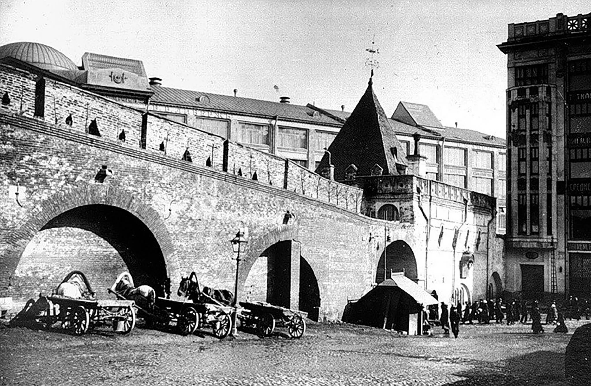 Китайгородская стена в Москве. Китайгородская стена варварские ворота. Варварская башня Китайгородской стены. Китайгородская стена 16 век. Город первая ы