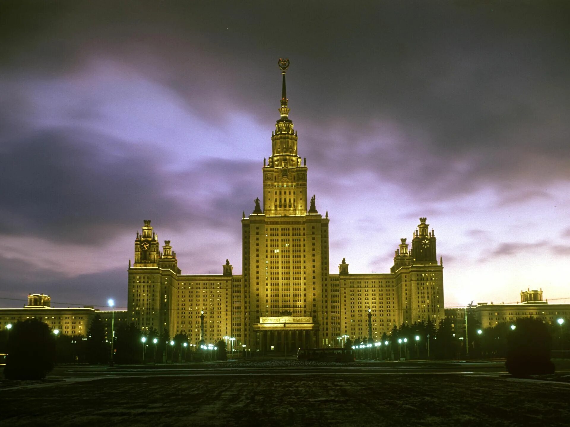 Земли мгу. Московский государственный университет м.в.ломоносова. здание мгу. мгу имени м.в.ломоносова сотрудники. капитолий около мгу.