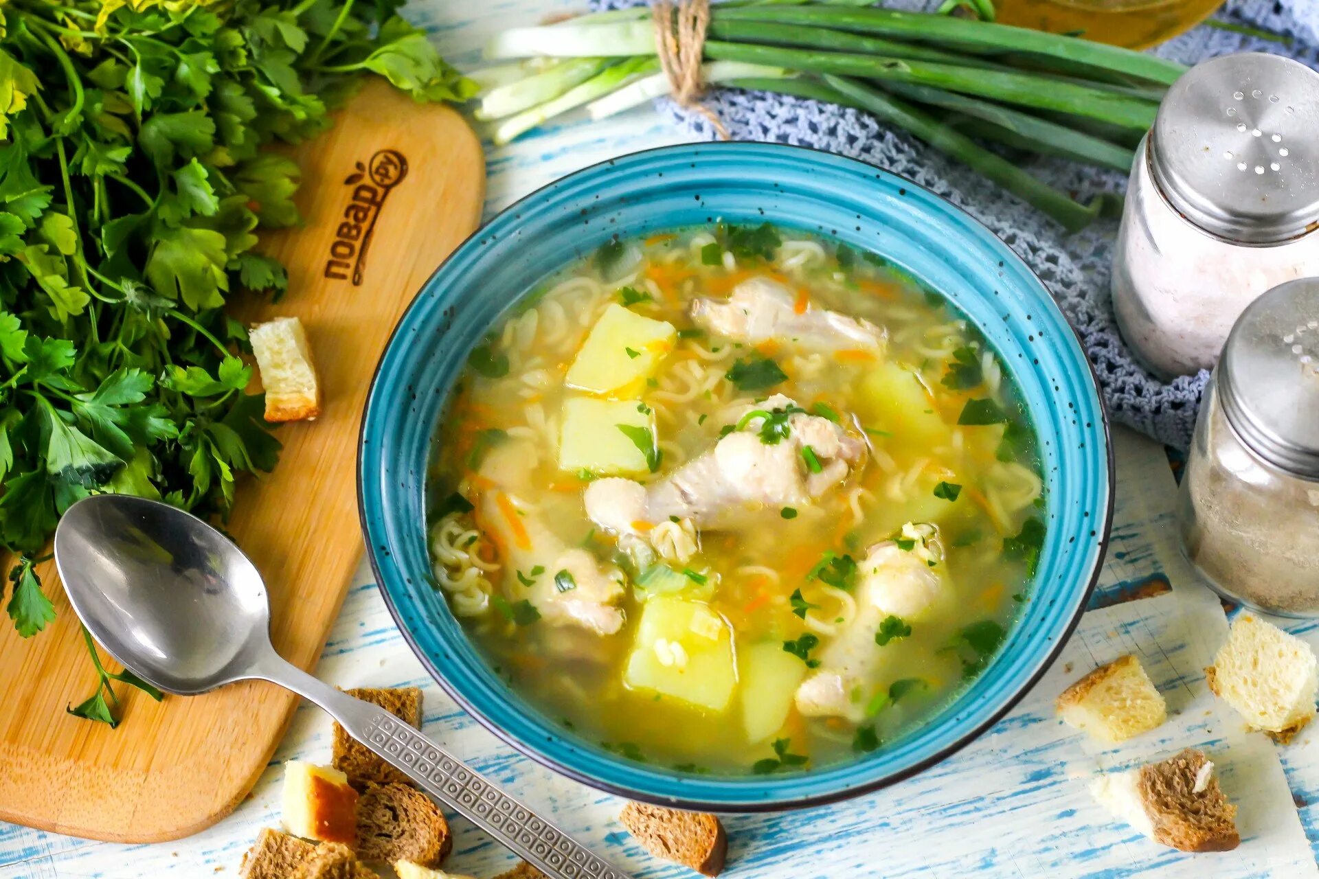 Супы с курицей рецепты самые. Суп куриный вермишелевый. Суп с жареной вермишелью. Куриный суп с вермишелью. Куриный суп с зеленью.