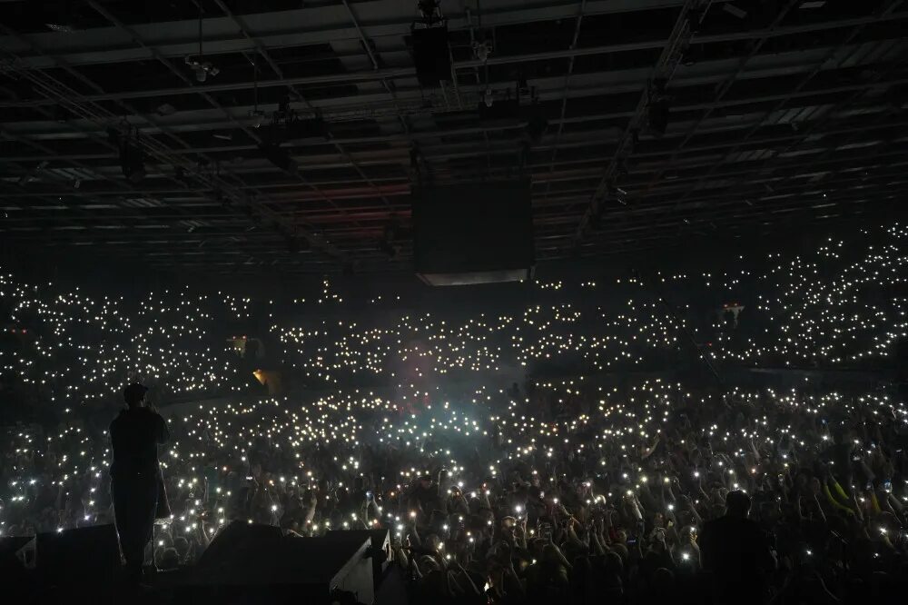 Свет яркий свет полон зал. Фонарики на концерте. Вид со сцены. Зал с фонариками. Огоньки со сцены.