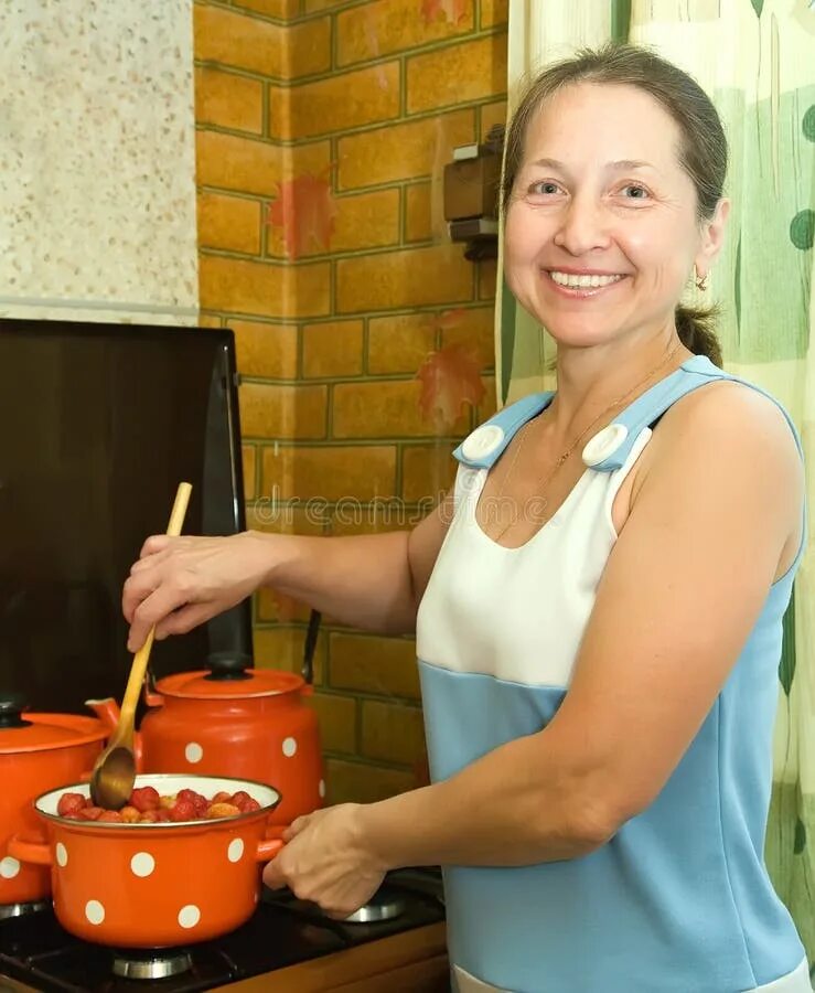 Варенье в июле. Мама варит варенье. Девушка компота. Девушка готовит варенье. Рисунок женщина варит варенье.
