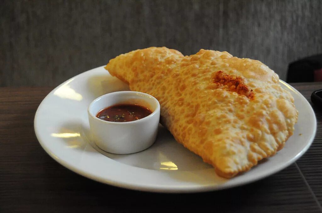 чебуреки жареные. где вкусные чебуреки. сочный чебурек. сочный чебурек. чебуреки с мясом.