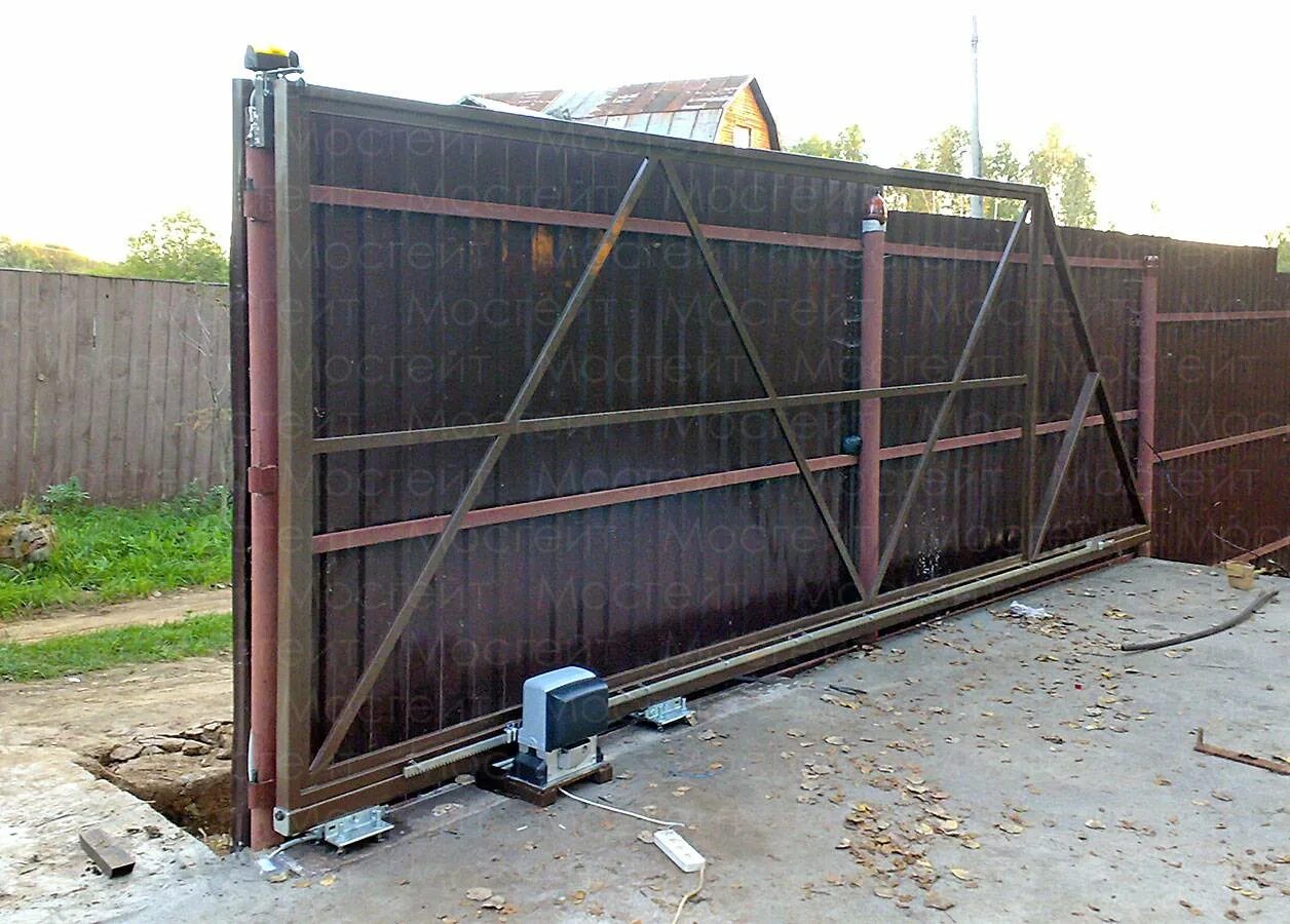Установка ворот из профтрубы. Откатные ворота из трубы 20-40. калитка сварная оптима. откатные ворота профиль трубы. откатные ворота из трубы 40х20.