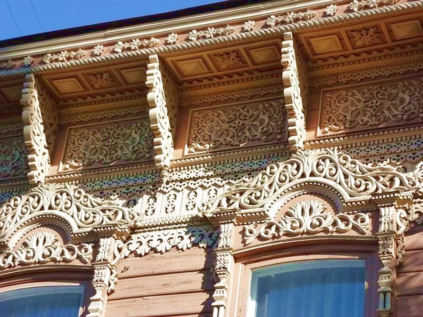 Кружевная резьба по дереву. Томск деревянное зодчество. Прорезная пропильная резьба по дереву. Деревянное зодчество наличники томск. Усадьба купцов чердынцевых наличники.