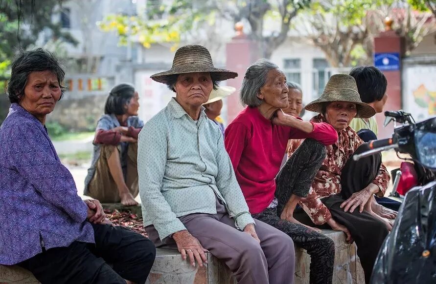 Старики в китае. Пожилые люди в обществе. Японские долгожители окинава. Радостные пожилые люди. Крутые старики.