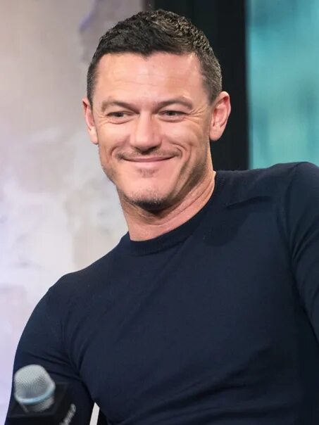 Люк эванс личная жизнь. Люк Эванс. Люк Эванс 2022. Luke Evans Moustache.