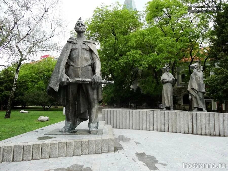 Мемориал славин в братиславе. Памятники словакии. Памятники словакии. Братислава словакия городской сумасшедший. Памятники словакии.