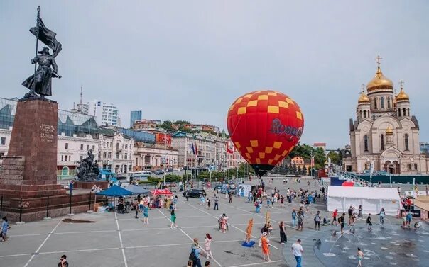 На шаре владивосток. Центральная площадь Владивостока. Воздушный шар Владивосток. Мероприятие на центральной площади Владивостока. Памятник шары Владивостока.