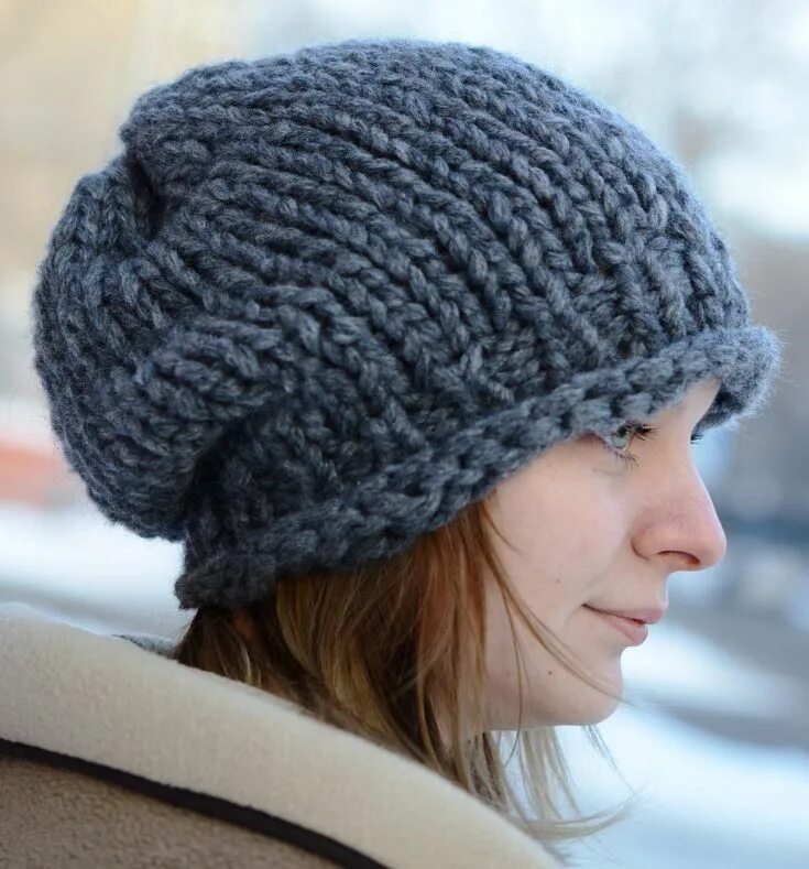 Knit hats. Шапка бини из толстой пряжи спицами. Шапочка бини спицами из толстой пряжи. Шапка бини толстая пряжа. Объемные вязаные шапки для женщин.