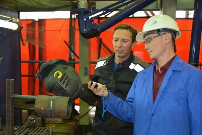 Сварщик. Контроль качества на заводе. Специалист сварочного производства. Дефектоскопист неразрушающего контроля. Работа инженер по сварке.