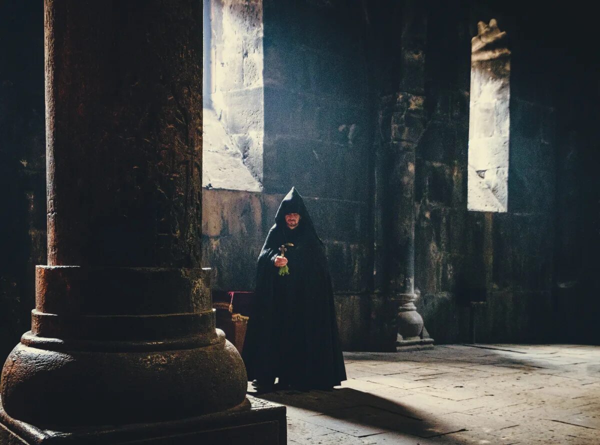 Можно ли в церковь в капюшоне. Игаэль монах. Монах в капюшоне. Монах молится. Православный монах.